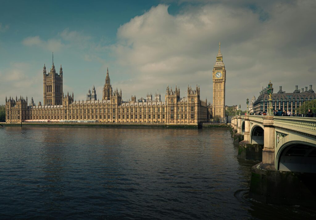 Big Ben e Torre Elizabeth no Parlamento de Westminster com Guia Brasileiro em Londres - Foto de David Zherdenovsky no Pexels