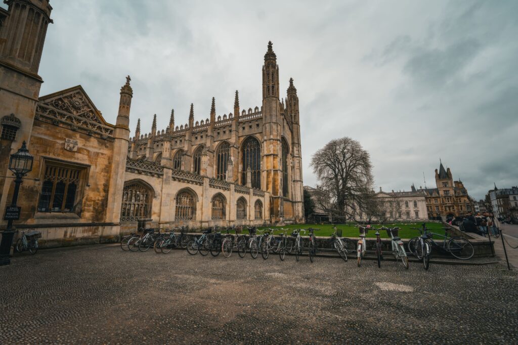 Como Visitar o King's College Cambridge: Ingressos, Horários e Guia de Visitação - Cara Denison no Pexels