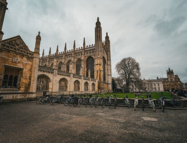 Como Visitar o King's College Cambridge: Ingressos, Horários e Guia de Visitação - Cara Denison no Pexels